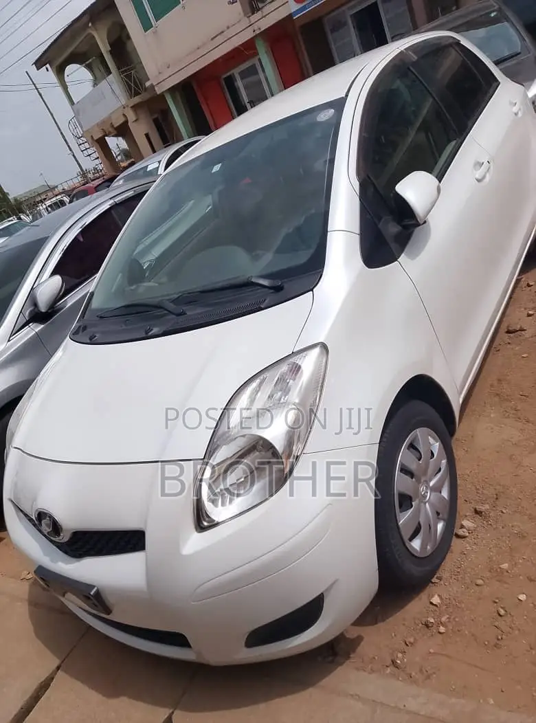 Toyota Vitz 2010 White