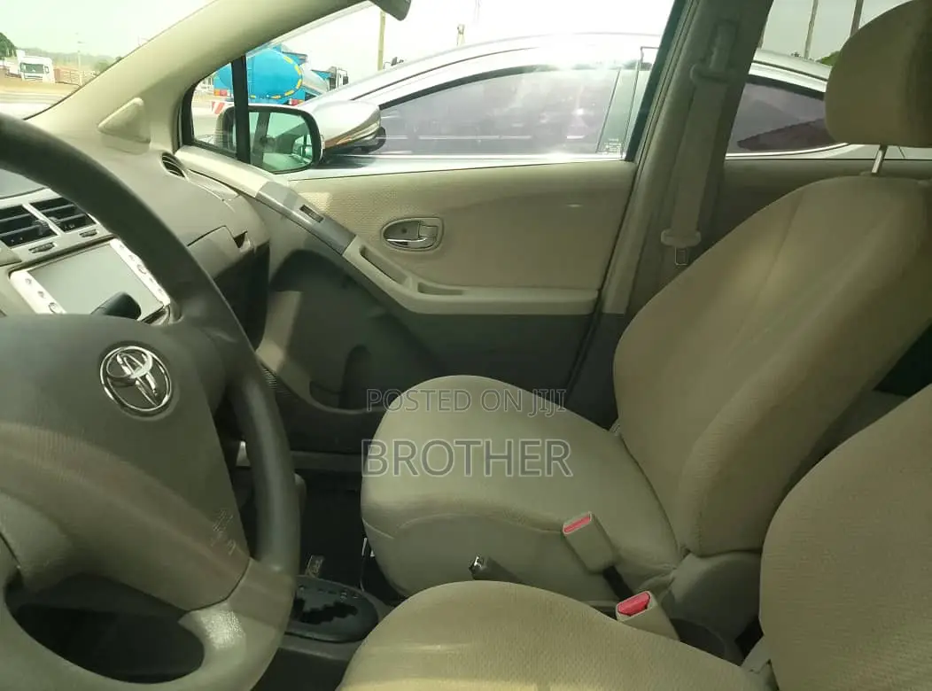 Toyota Vitz 2010 White