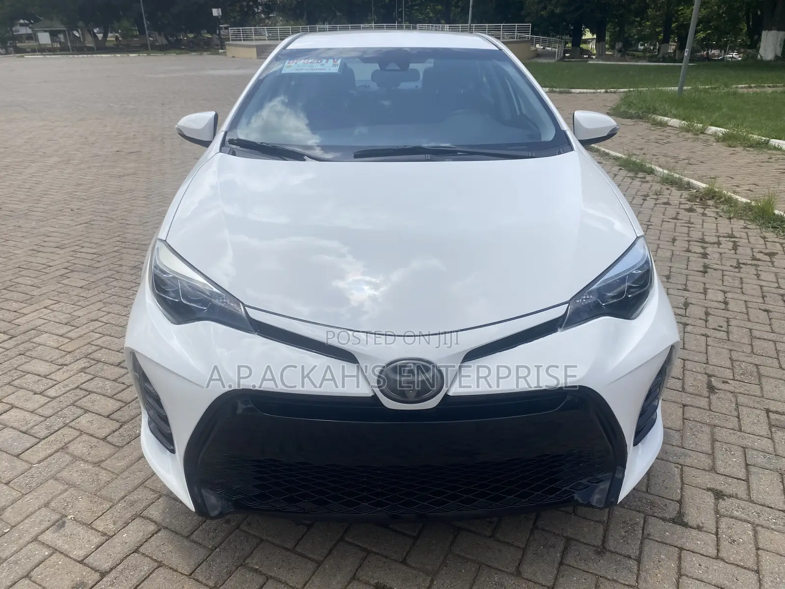 Toyota Corolla SE (1.8L 4cyl 2A) 2019 White