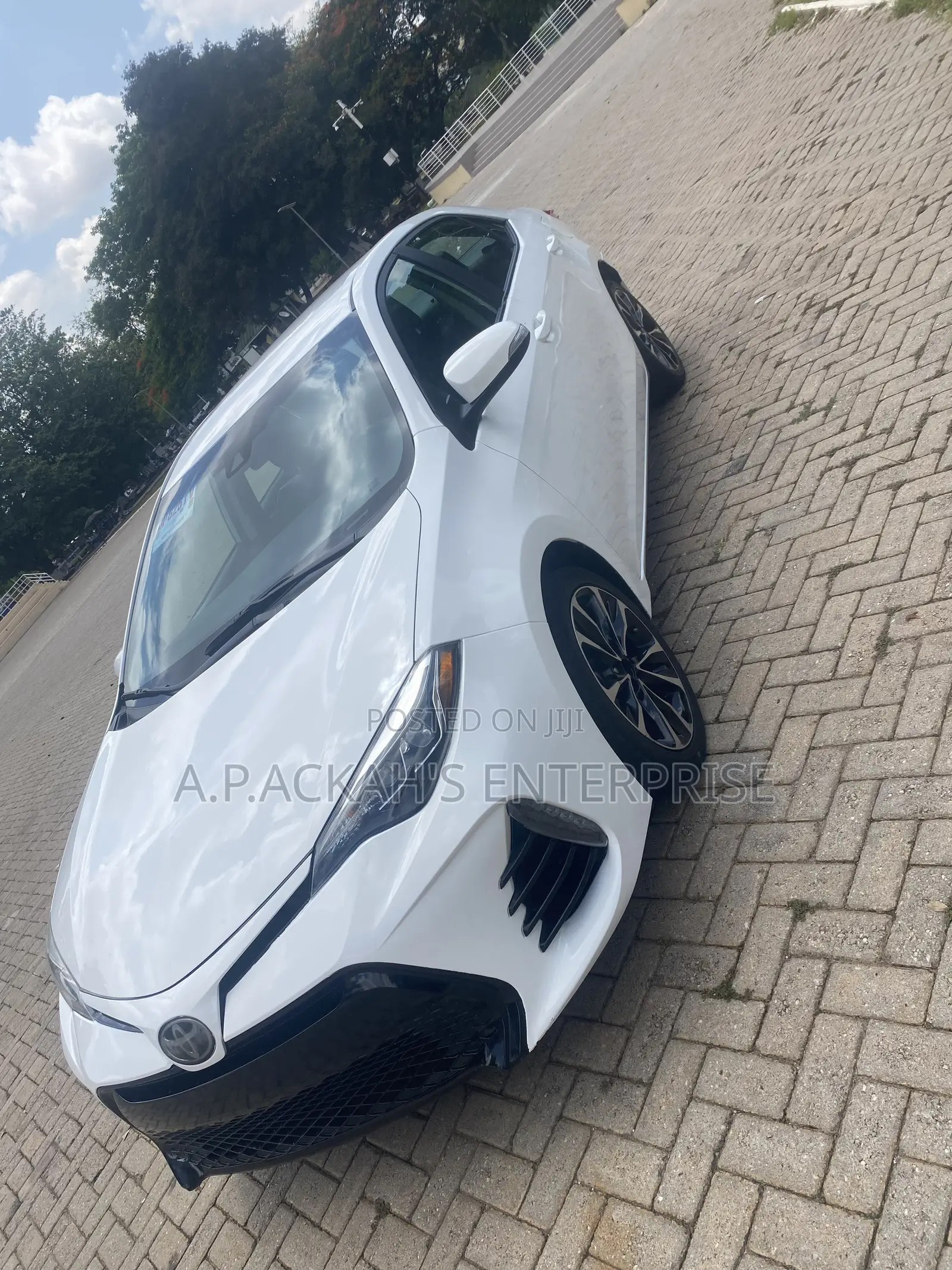 Toyota Corolla SE (1.8L 4cyl 2A) 2019 White