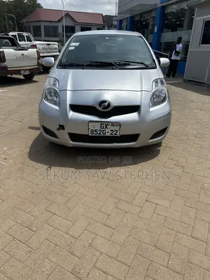 Toyota Vitz 2010 Silver