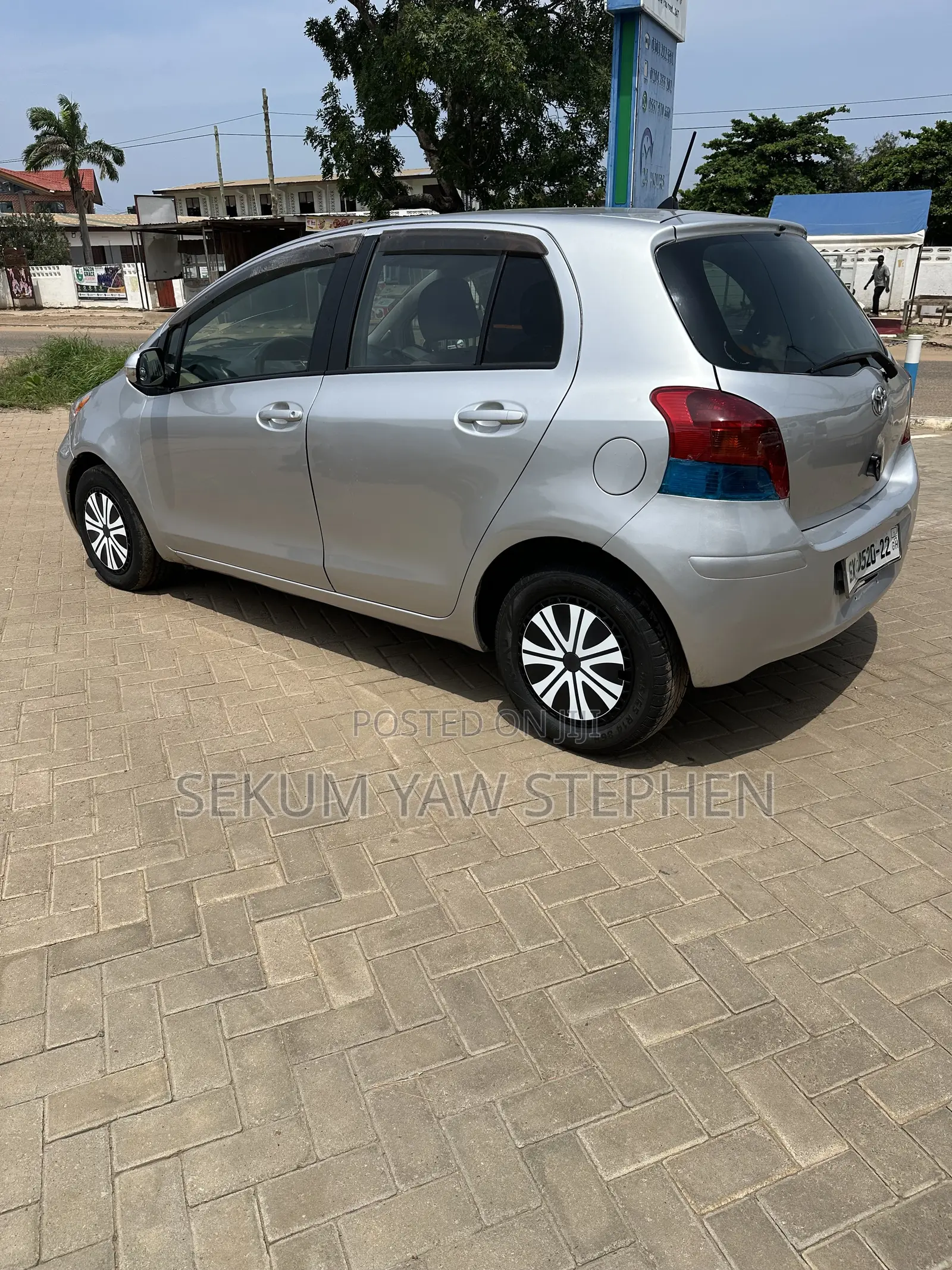 Toyota Vitz 2010 Silver