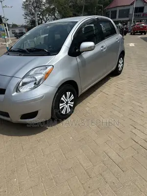 Toyota Vitz 2010 Silver