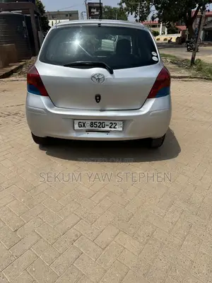 Toyota Vitz 2010 Silver