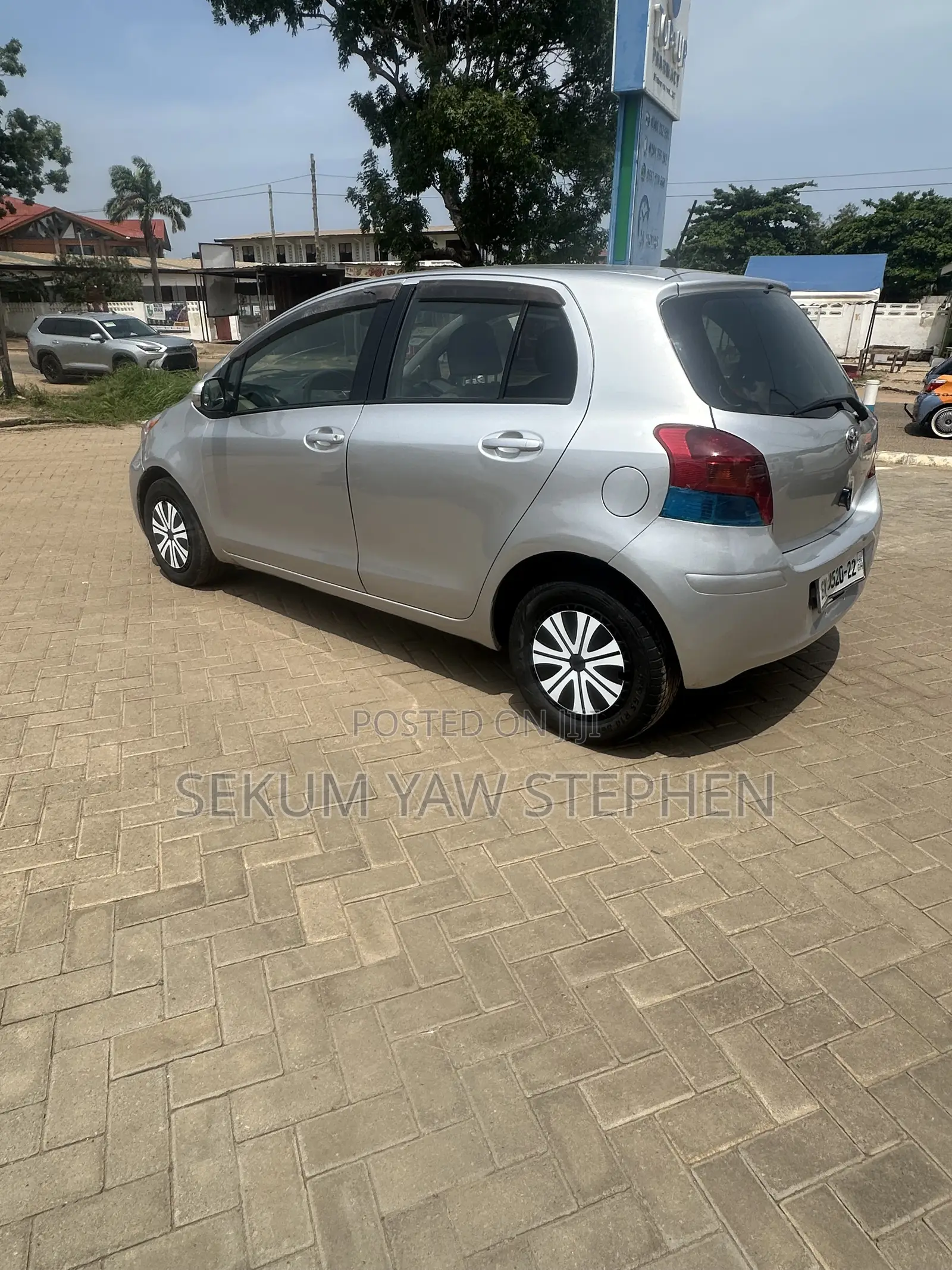 Toyota Vitz 2010 Silver