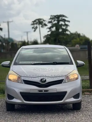 Toyota Vitz 2013 Silver