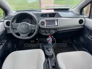 Toyota Vitz 2013 Silver