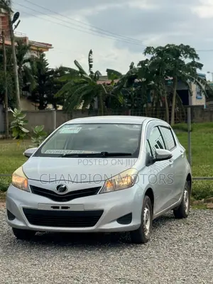 Toyota Vitz 2013 Silver
