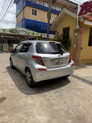 Toyota Vitz 1.3 FWD 5dr 2013 Silver