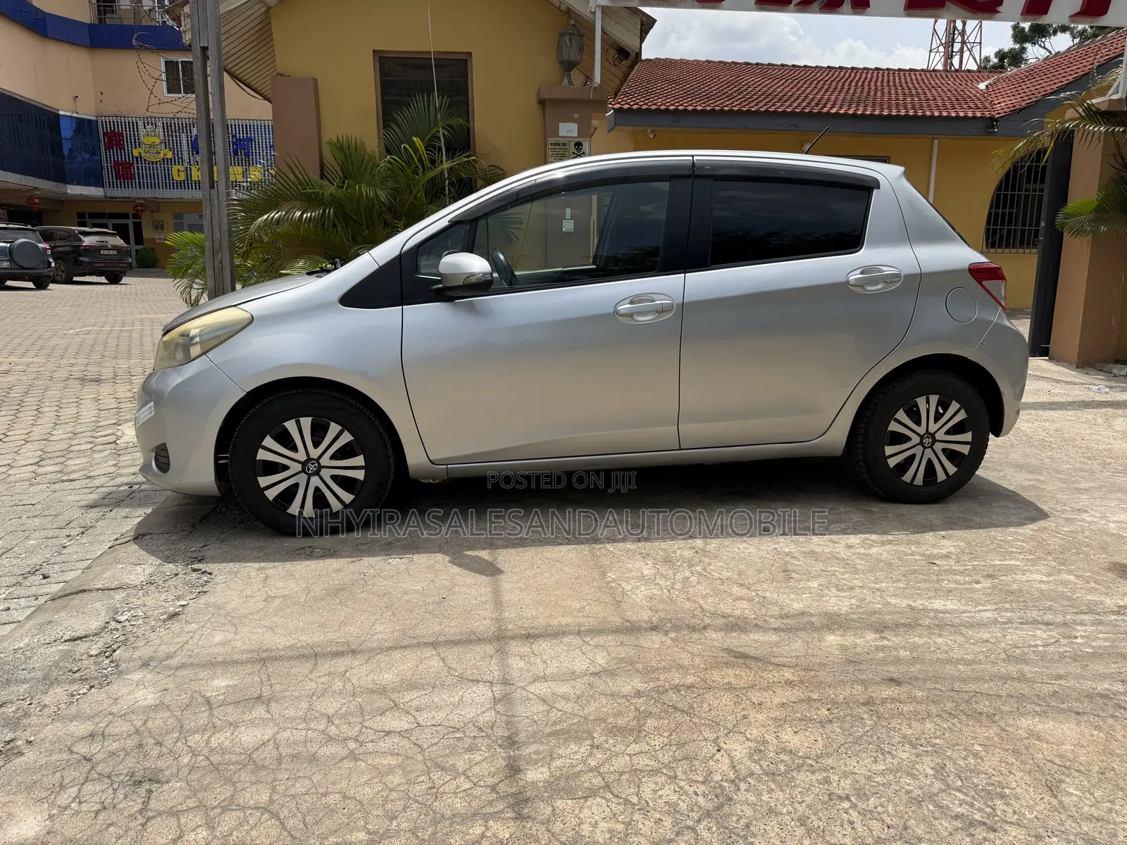 Toyota Vitz 1.3 FWD 5dr 2013 Silver