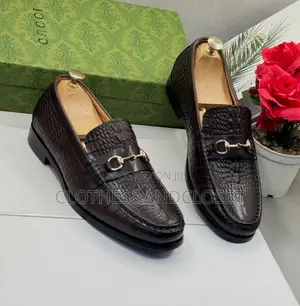 Brown Gucci Leather Loafers Featuring a Crocodile-Pattern Texture