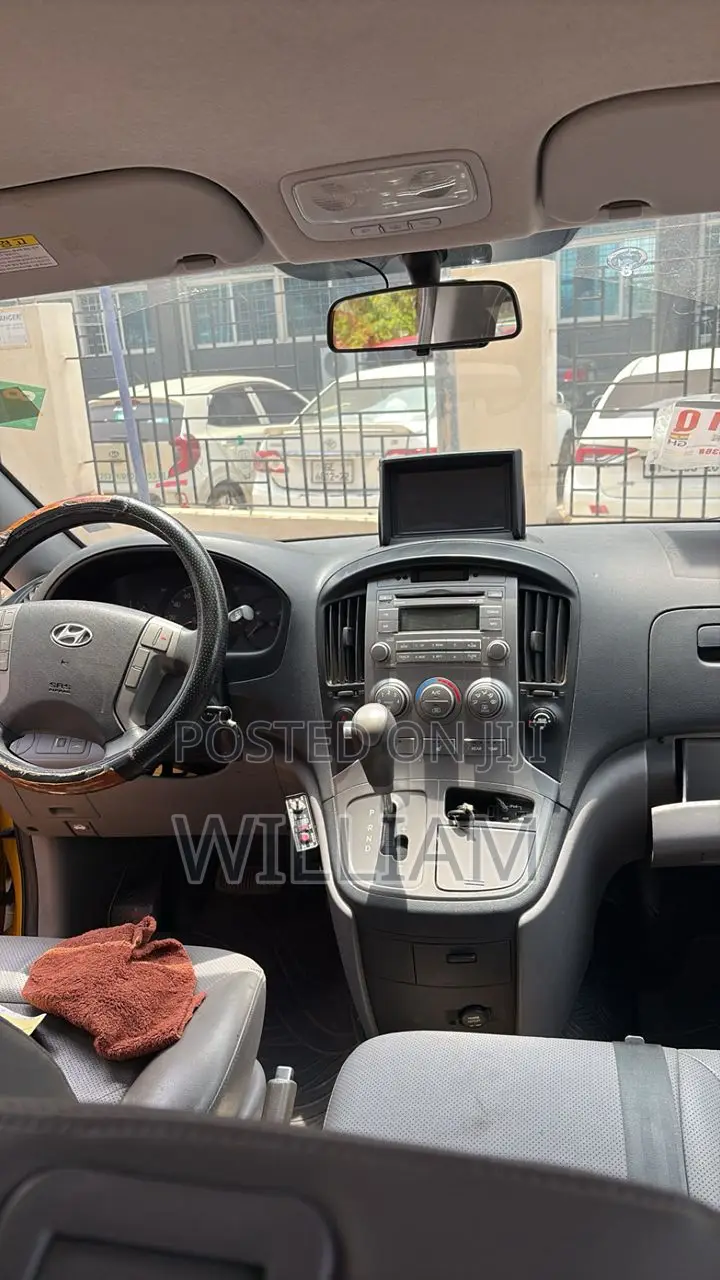 Hyundai Starex 2015 Yellow