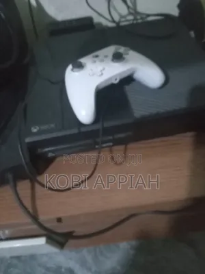 Xbox One Console + Wired Gamepad+ Games