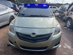Toyota Yaris Base Sedan 4dr 2010 Beige