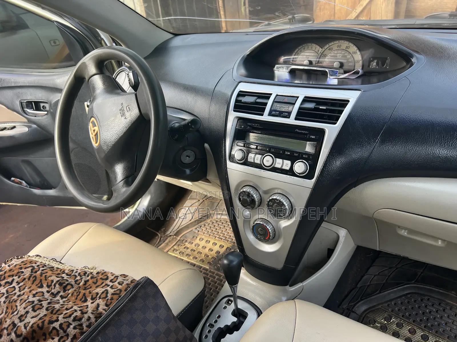 Toyota Yaris Base Sedan 4dr 2010 Beige