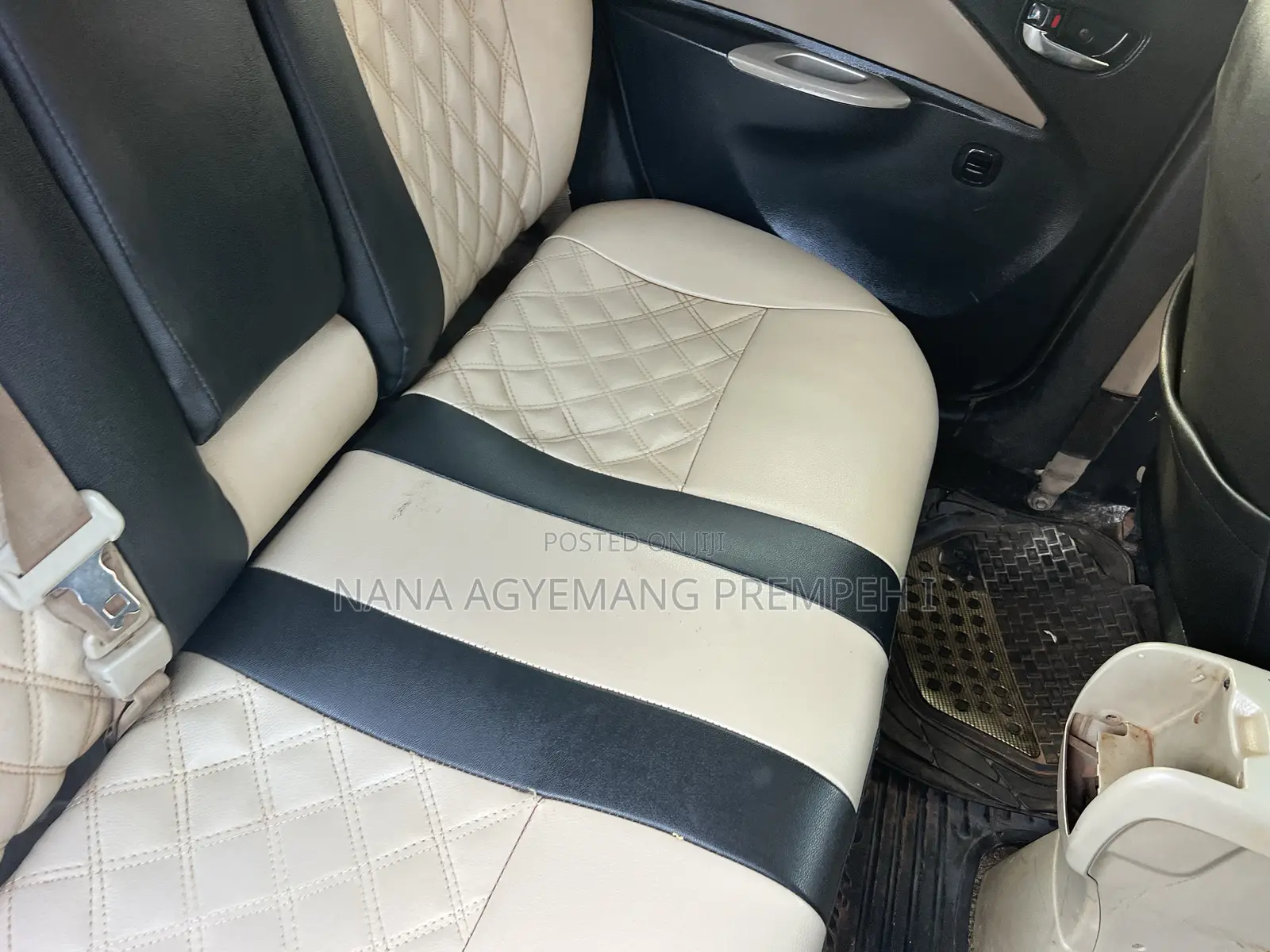 Toyota Yaris Base Sedan 4dr 2010 Beige