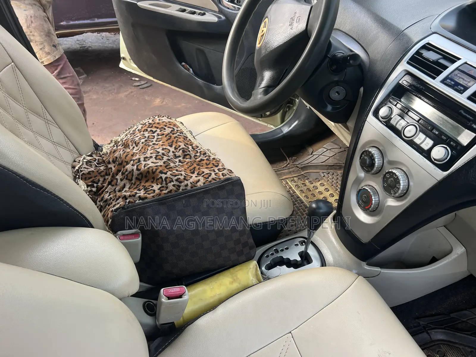 Toyota Yaris Base Sedan 4dr 2010 Beige