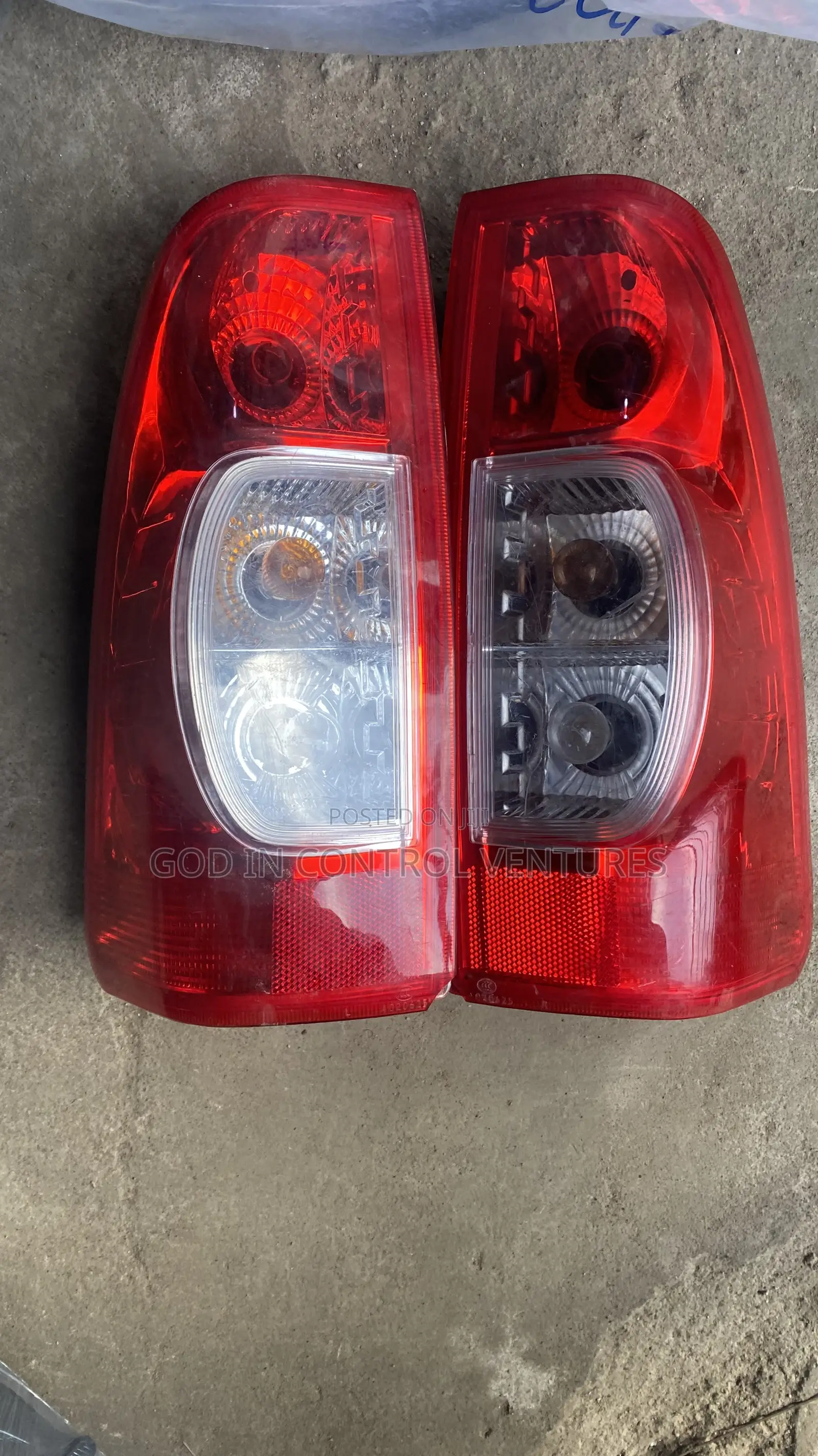 Isuzu Dmax 2012 Tail Light Pair