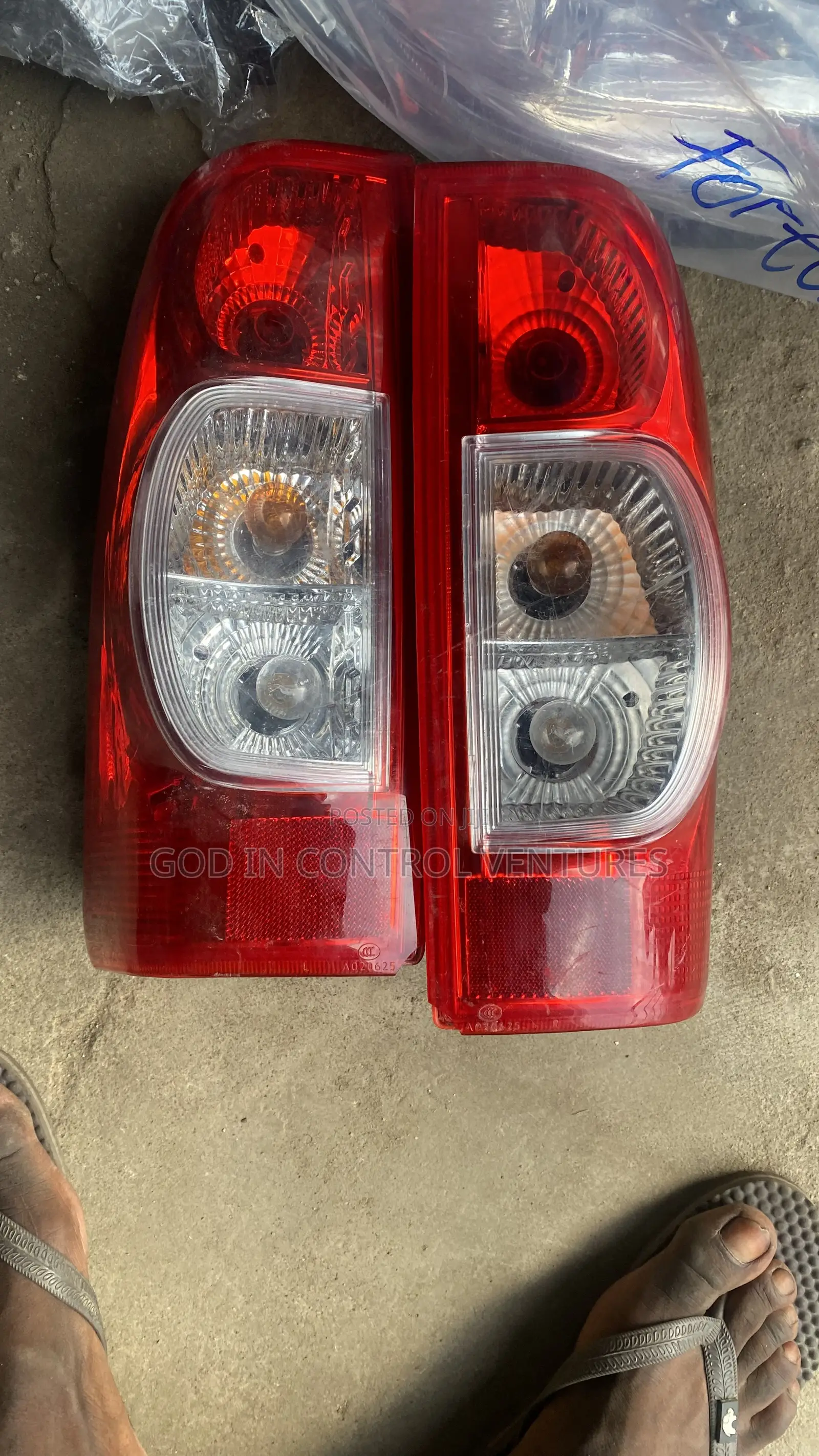 Isuzu Dmax 2012 Tail Light Pair