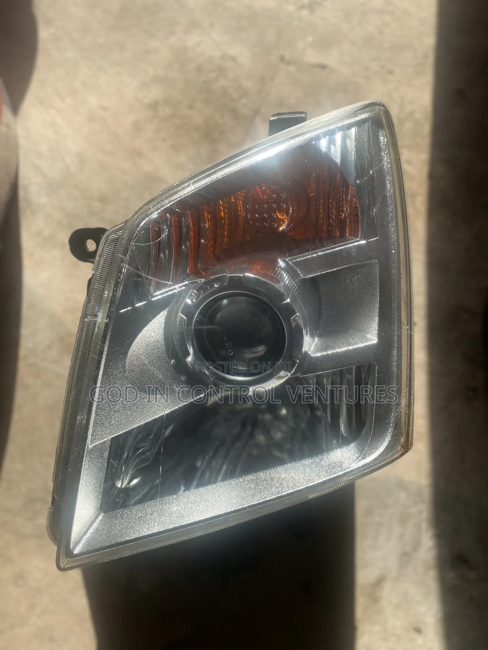 Isuzu Dmax 2012 Headlight