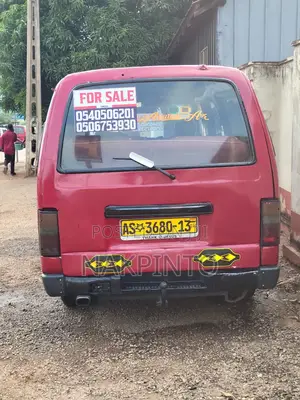 Nissan Caravan (Urvan) 2005 Red