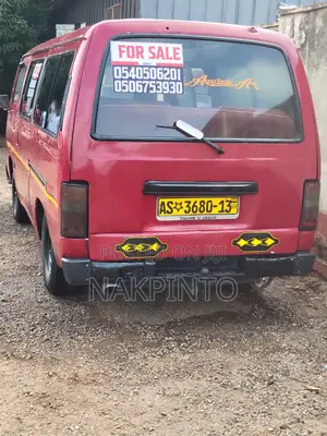 Nissan Caravan (Urvan) 2005 Red