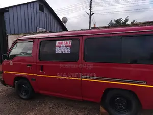Nissan Caravan (Urvan) 2005 Red
