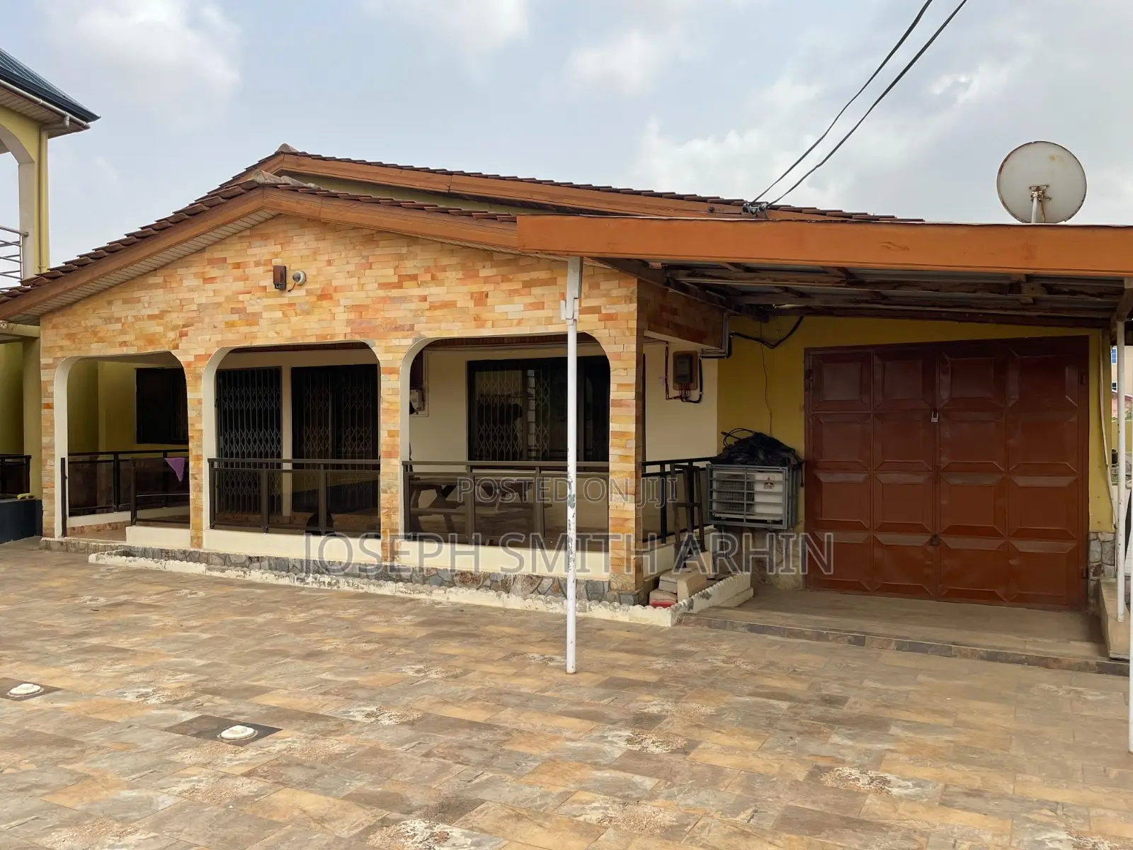 9bdrm House in West Hills Mall Area for sale