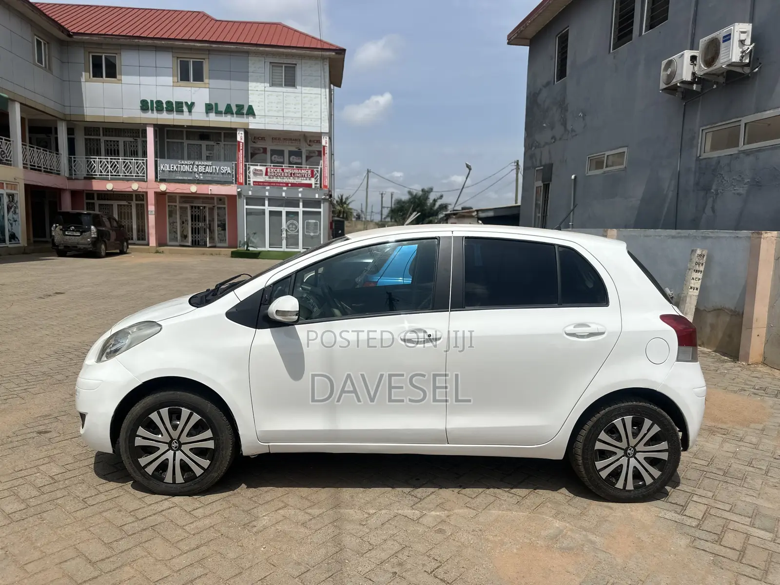 Toyota Vitz 2010 White