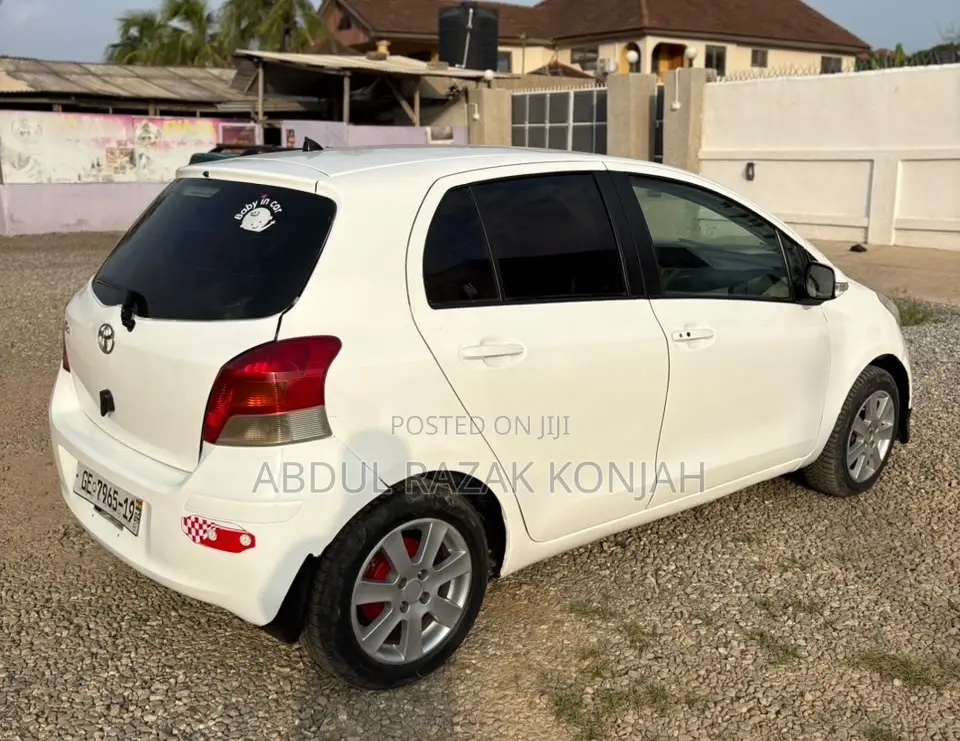 Toyota Vitz 2010 White