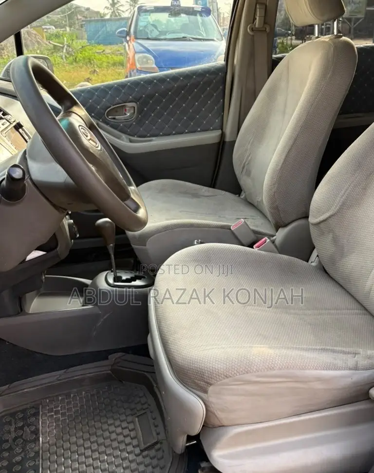 Toyota Vitz 2010 White