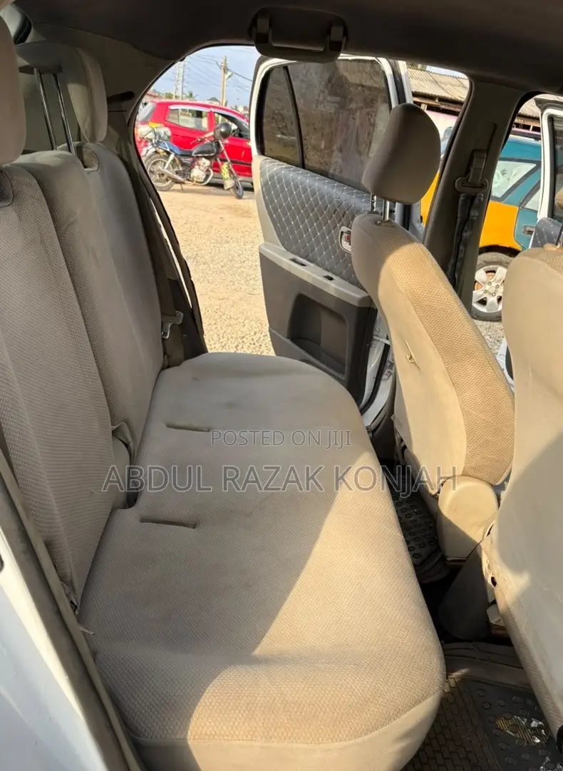 Toyota Vitz 2010 White