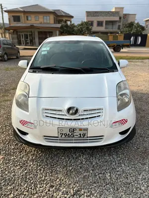 Toyota Vitz 2010 White