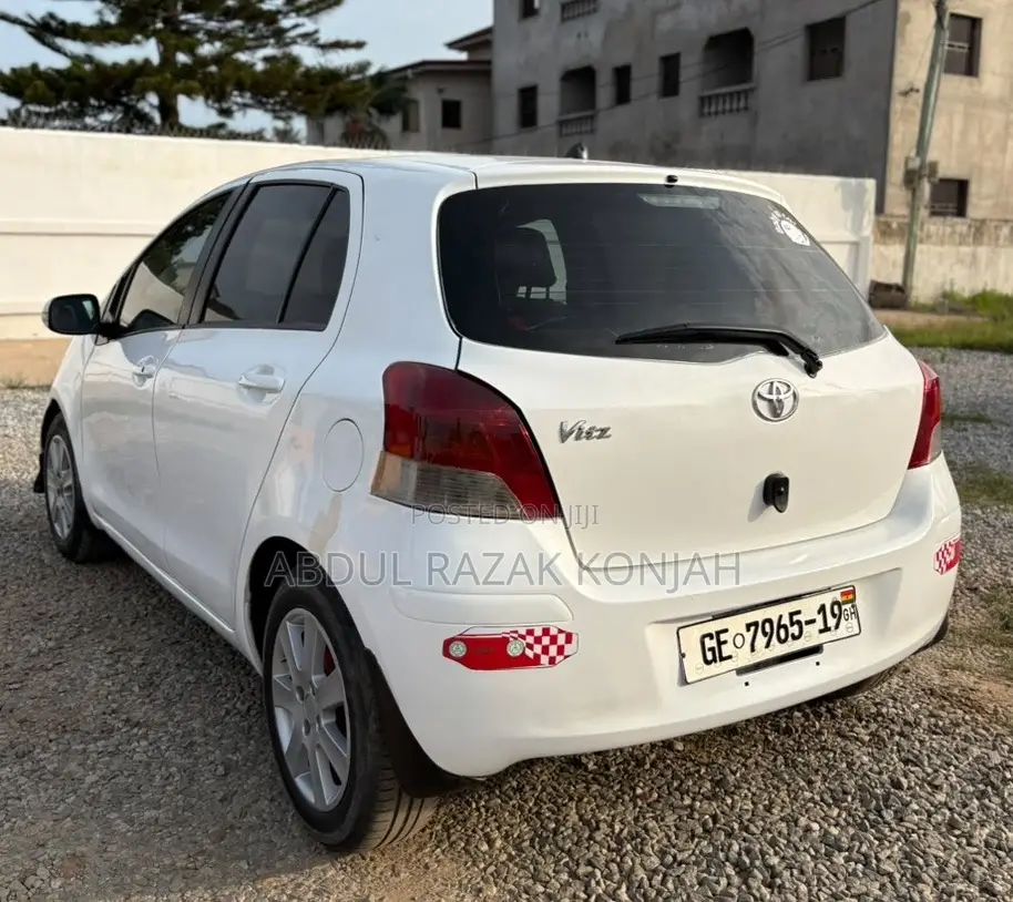 Toyota Vitz 2010 White