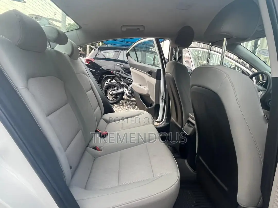 Hyundai Elantra SE Sedan FWD (2.0L 4cyl 6M) 2017 White