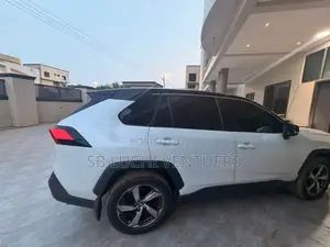 Toyota RAV4 2022 White