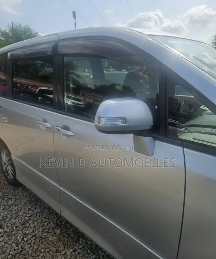 Toyota Voxy 2013 Silver