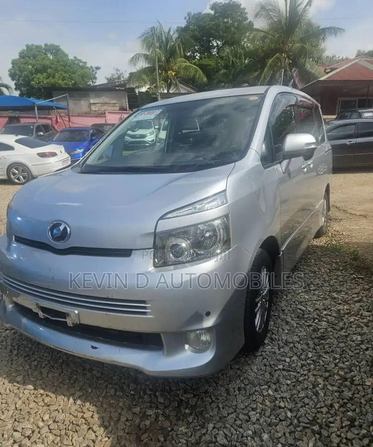 Toyota Voxy 2013 Silver
