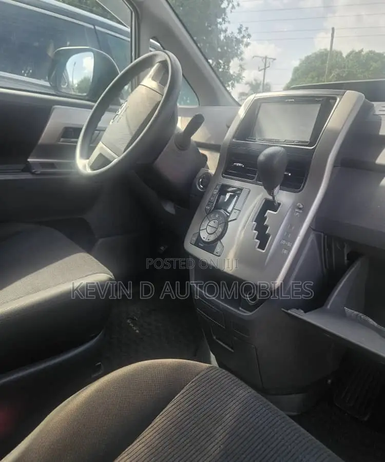 Toyota Voxy 2013 Silver