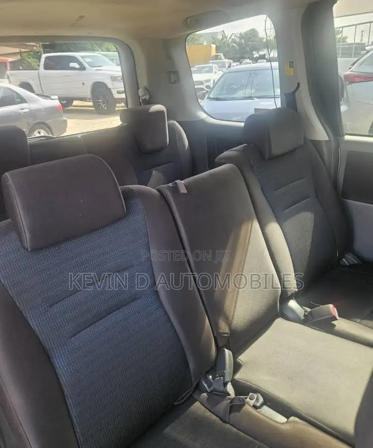 Toyota Voxy 2013 Silver