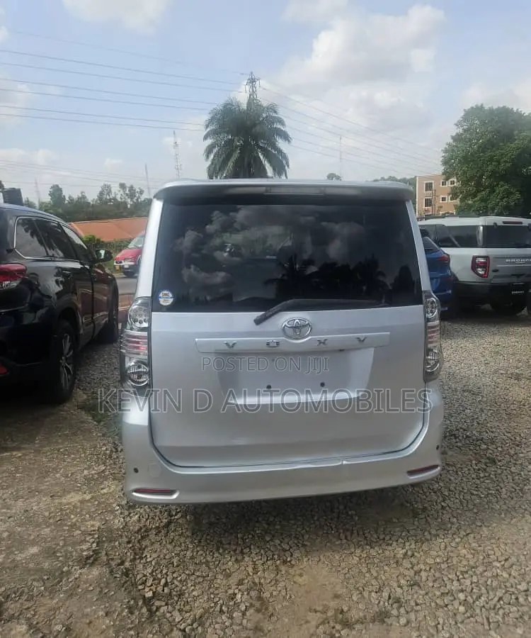 Toyota Voxy 2013 Silver