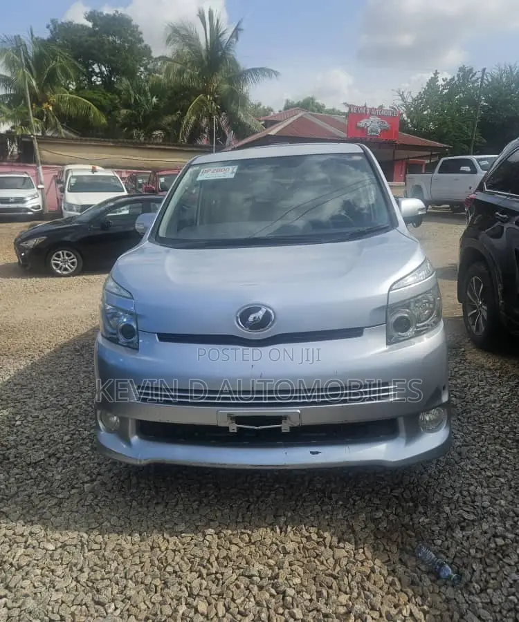 Toyota Voxy 2013 Silver