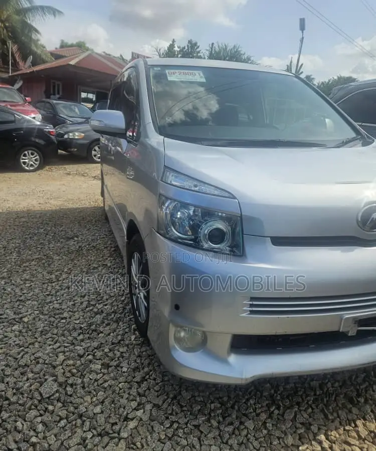 Toyota Voxy 2013 Silver