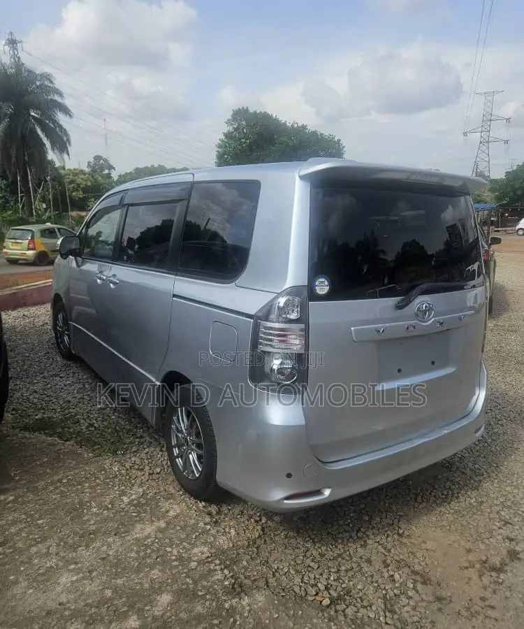 Toyota Voxy 2013 Silver