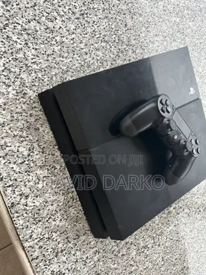 Playstation 4 Standard Jailbreak With 5 Games and One Controller