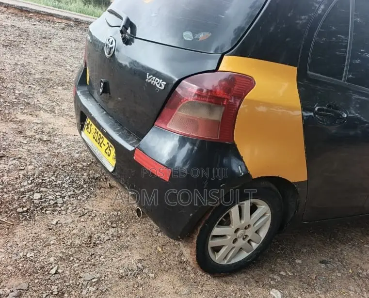 Toyota Yaris Base Hatchback 5dr 2011 Black