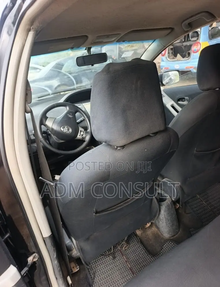 Toyota Yaris Base Hatchback 5dr 2011 Black