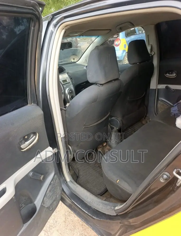 Toyota Yaris Base Hatchback 5dr 2011 Black