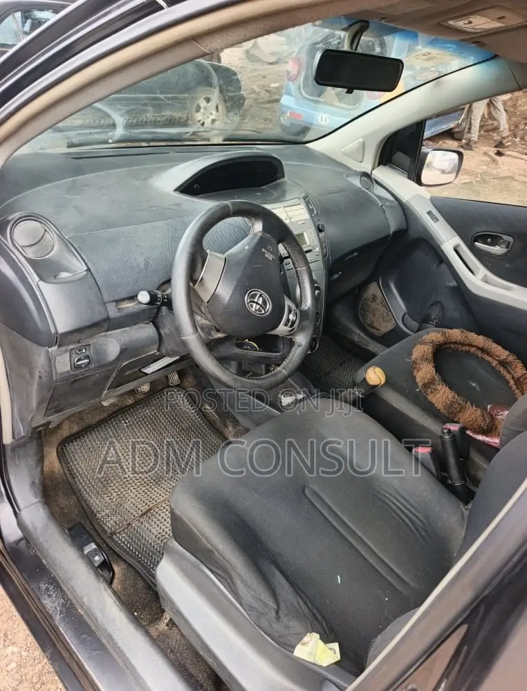Toyota Yaris Base Hatchback 5dr 2011 Black