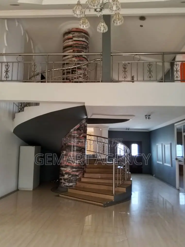 8bdrm House in North Legon for rent